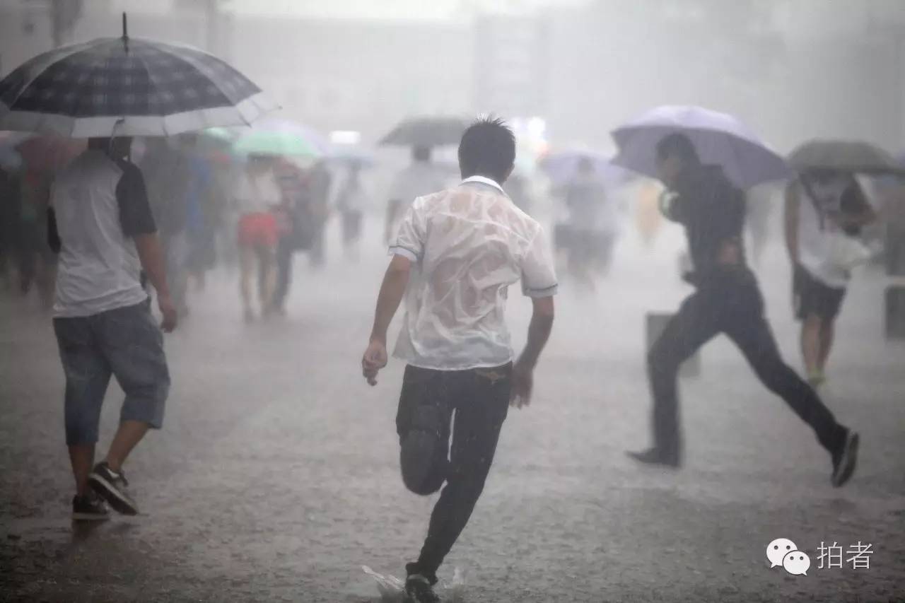 MK体育-欧冠决赛突发暴雨，主场球迷欢呼雨中观战